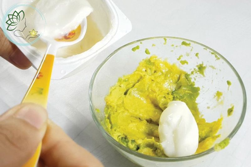 Tự làm kem dưỡng ẩm tại nhà từ bơ và sữa chua