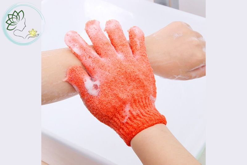 Cách sử dụng găng tay tẩy tế bào chết