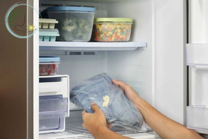 Khử ẩm mốc trên quần áo bằng tủ lạnh